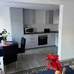 Maison Neuve Chaleureuse Pour 1 à 4 Personnes Apartamento *